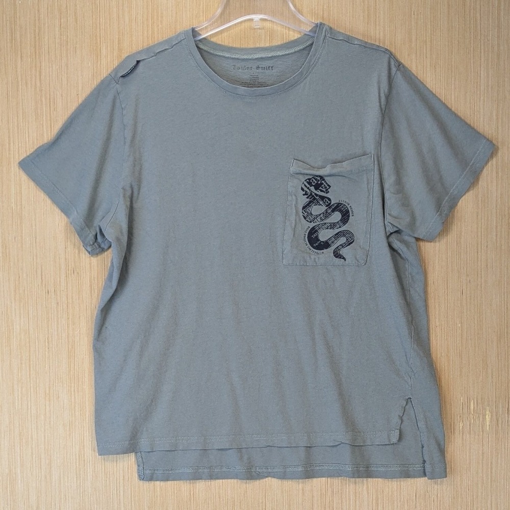 Taylor Swift Reputation Stadium Tour Snake Pocket T-Shirt Size Large
